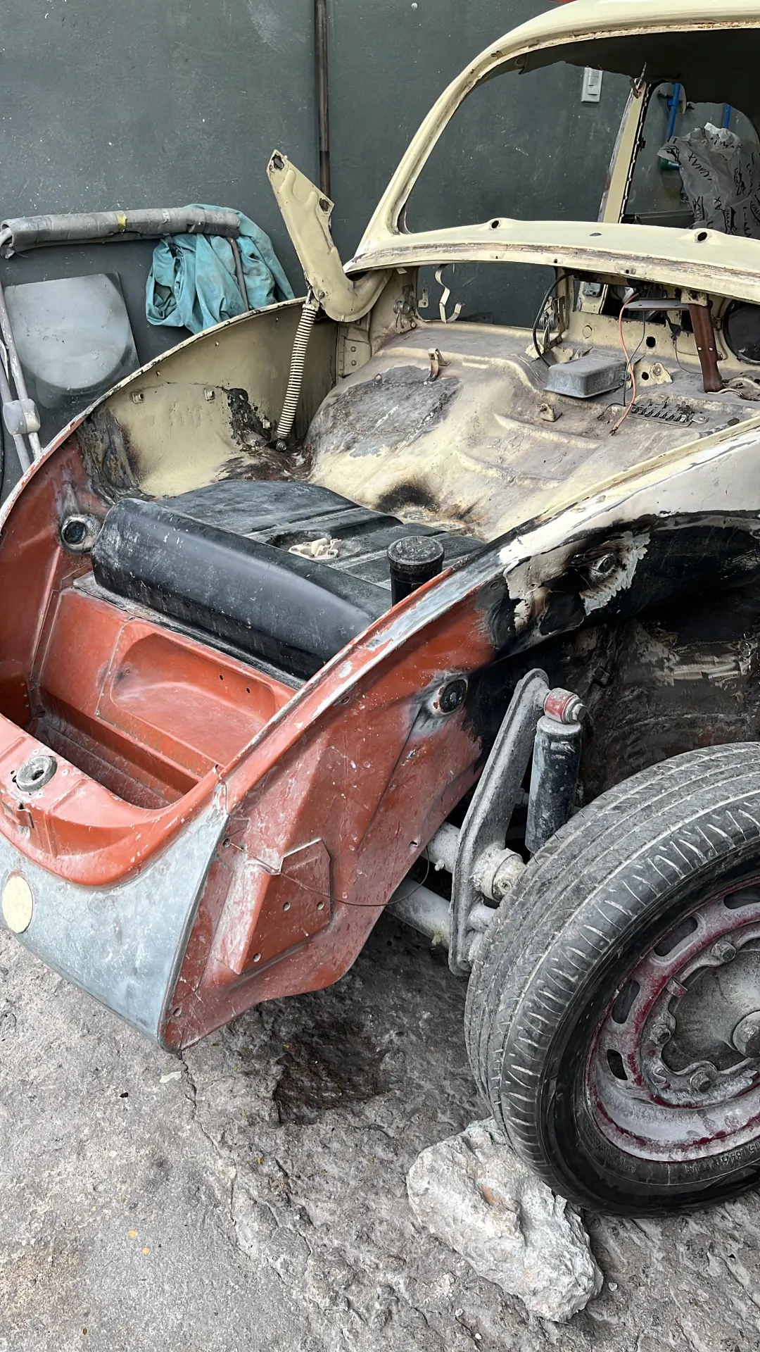 Áreas críticas reparadas com solda e paciência.